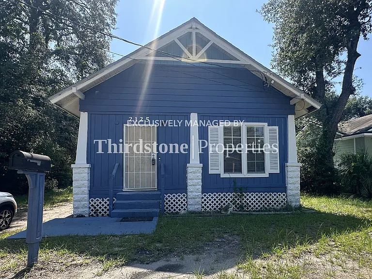 2125 Lambert St — Photo 1