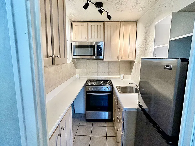 Pollyanna Apartments — Photo 18