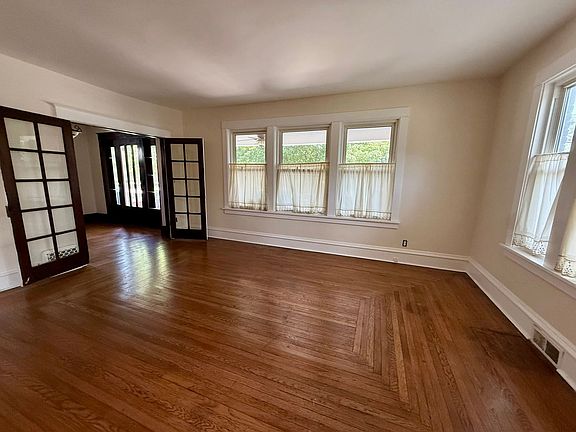4th image of 9622 Maplewood Ave