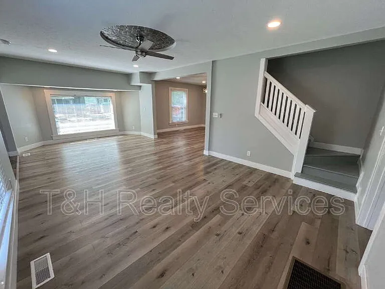 6155 Broadway St — Photo 4