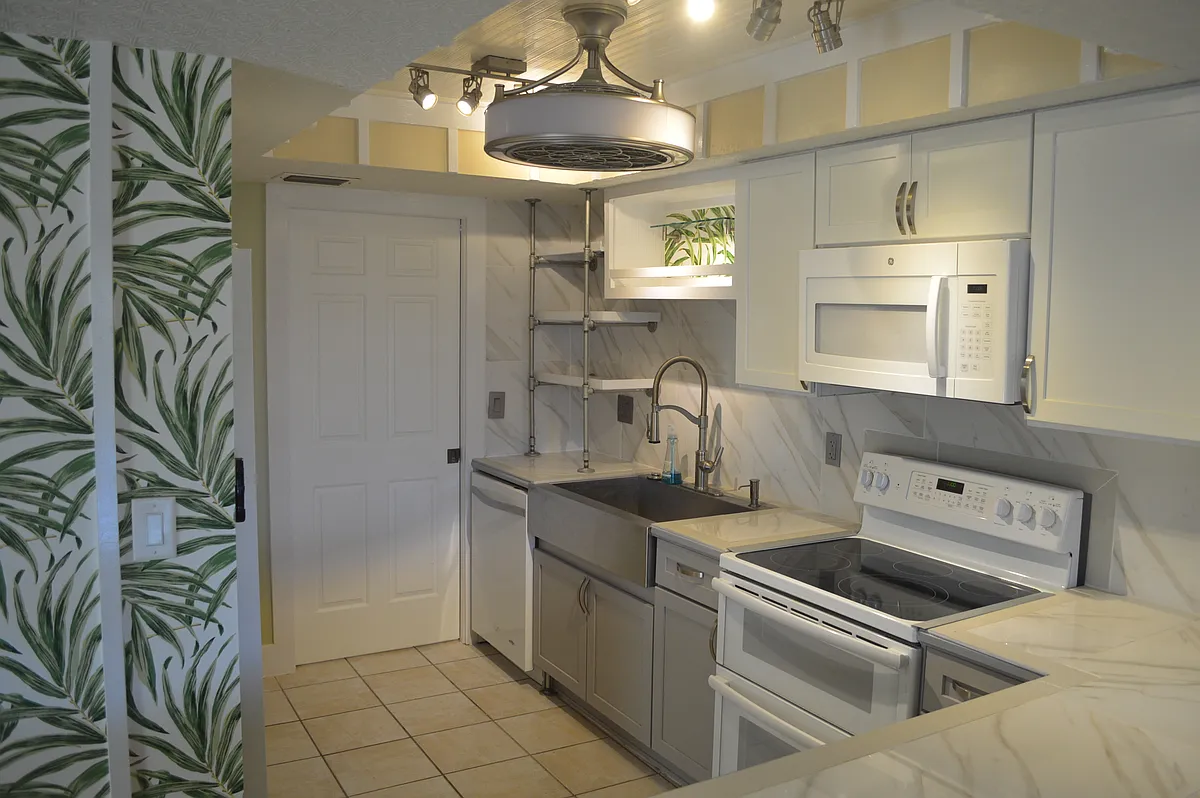 Kitchen - 115 N Indian River Dr #231