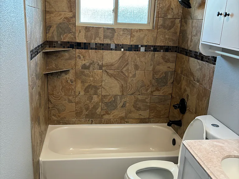 912 Macclesby Ln — Photo 13