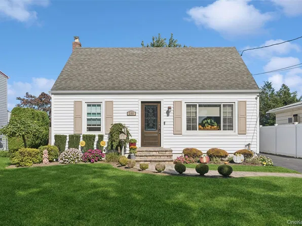 295 N Atlanta Avenue, Massapequa, NY 11758