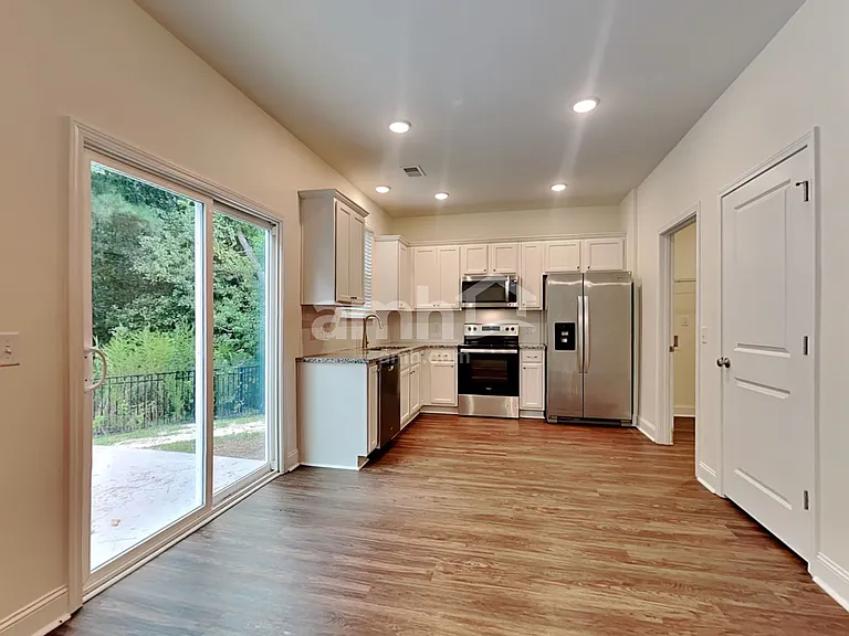 622 E Lionel Rd — Photo 3