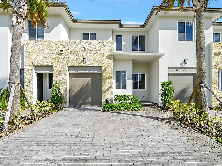 220 Pioneer Way — Photo 1