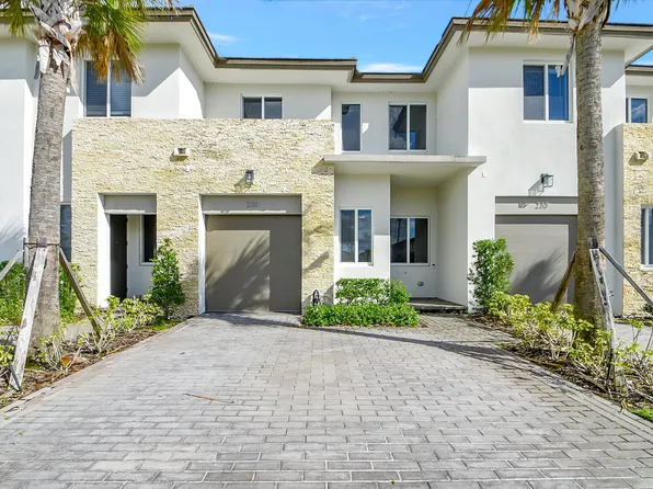 220 Pioneer Way, Royal Palm Beach, FL 33411