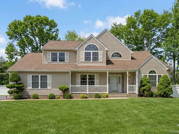 15 Alyssa Court, Holbrook, NY 11741