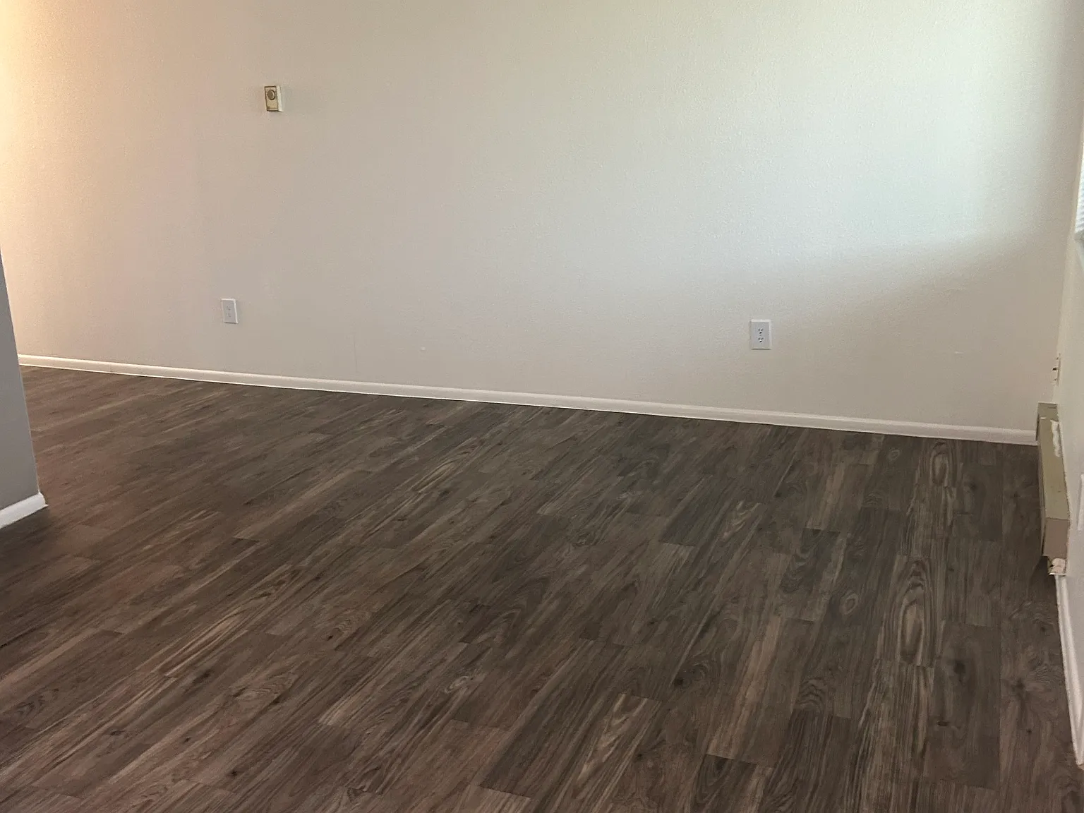 Modern 450 SF Updated Studio Apts w/ Balconies in Ridgecrest — Photo 2