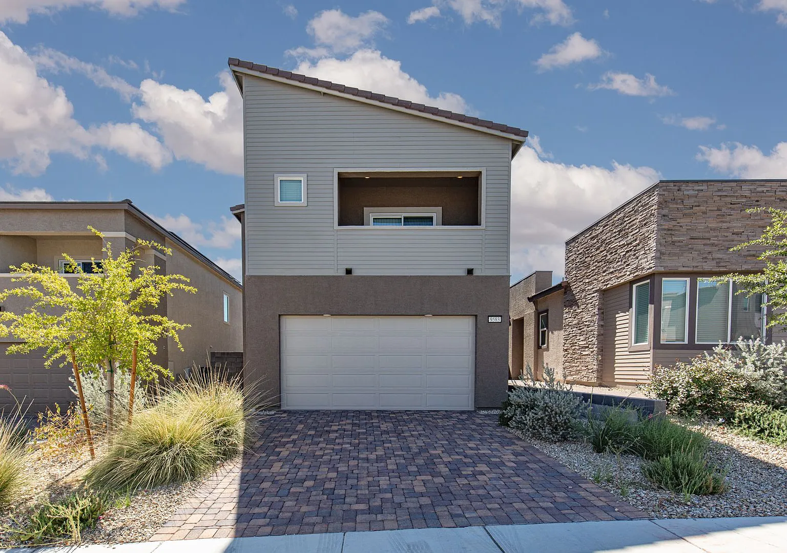 Newer home in gated Sunstone neighborhood with easy freeway access — Photo 2