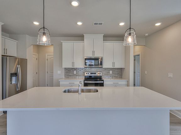 4th image of 325 Almont Dr