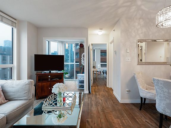 2nd image of 811 Helmcken St #702
