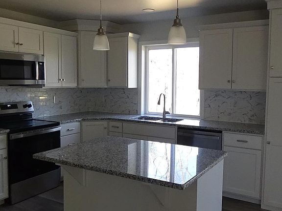 4th image of 746 Hilltop Rd