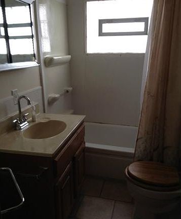 4th image of 727 Hanson St
