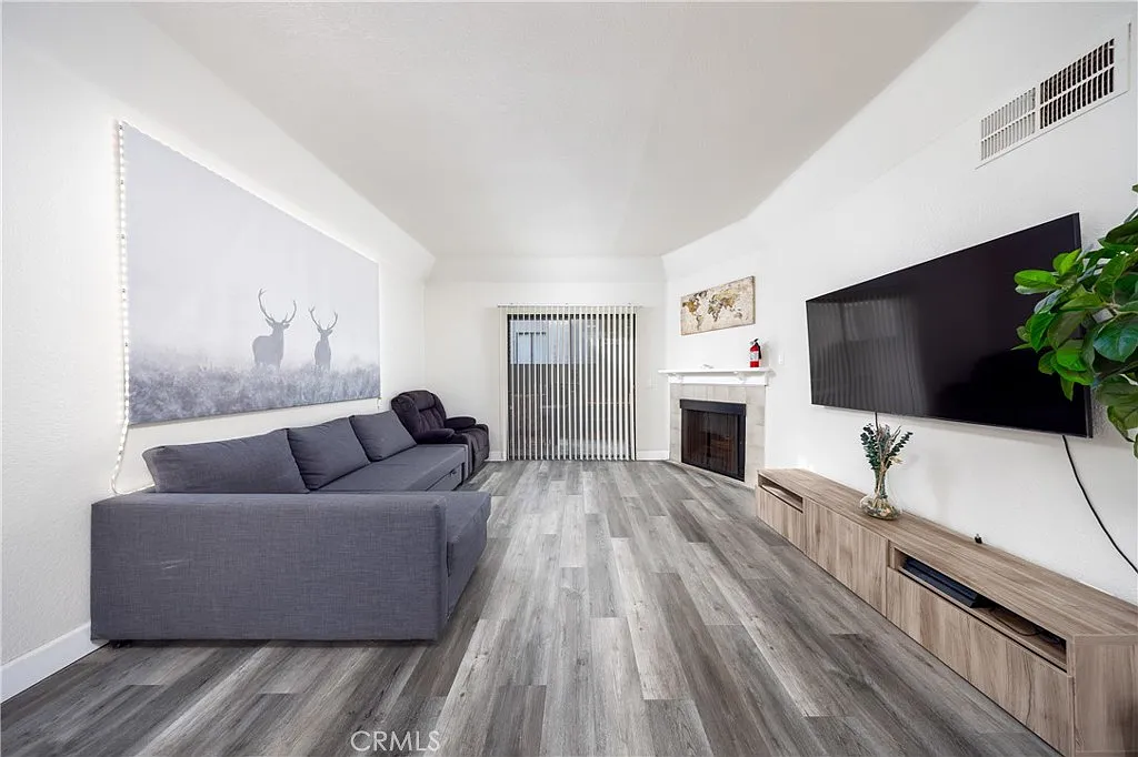 2 bed, 912 sqft, $2,400 — Photo 3
