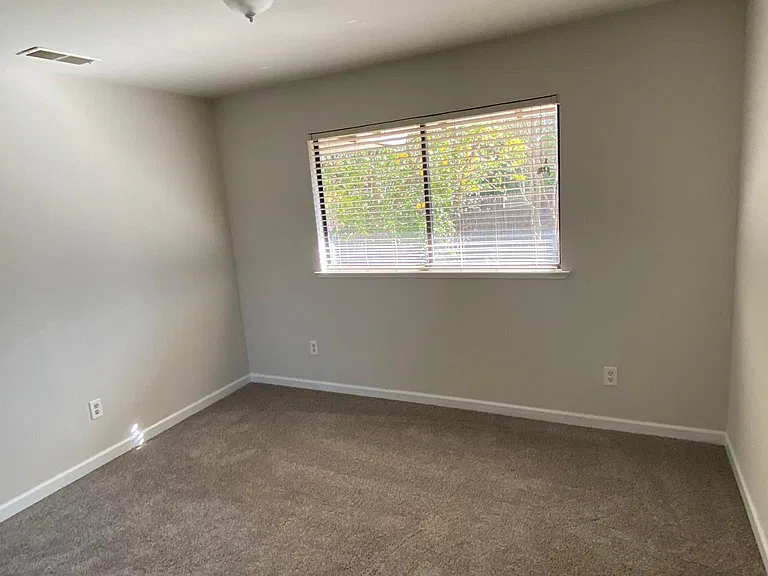 2202 McLaren Dr — Photo 12