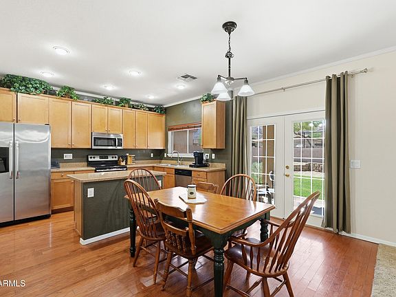 4th image of 303 E MILADA Drive