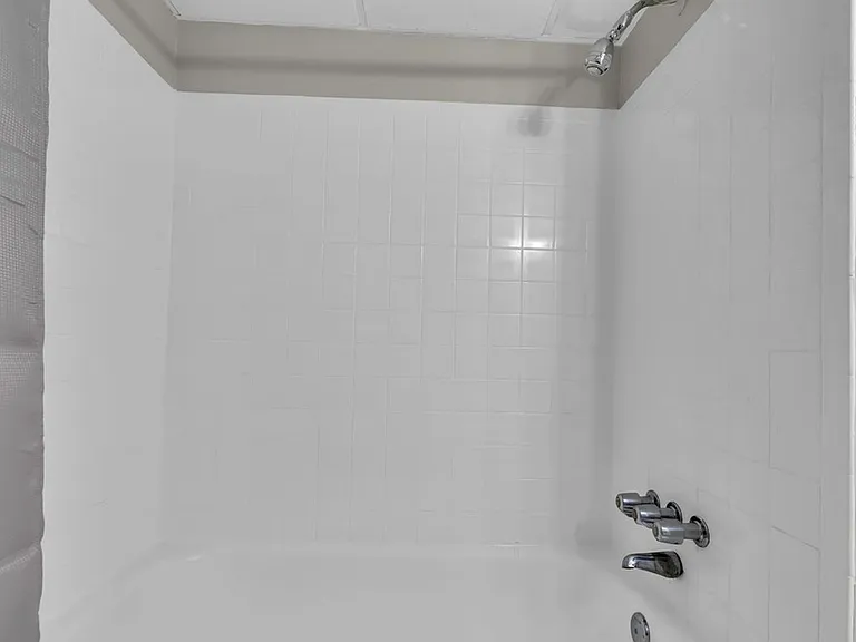 Chateau Apartments — Photo 61