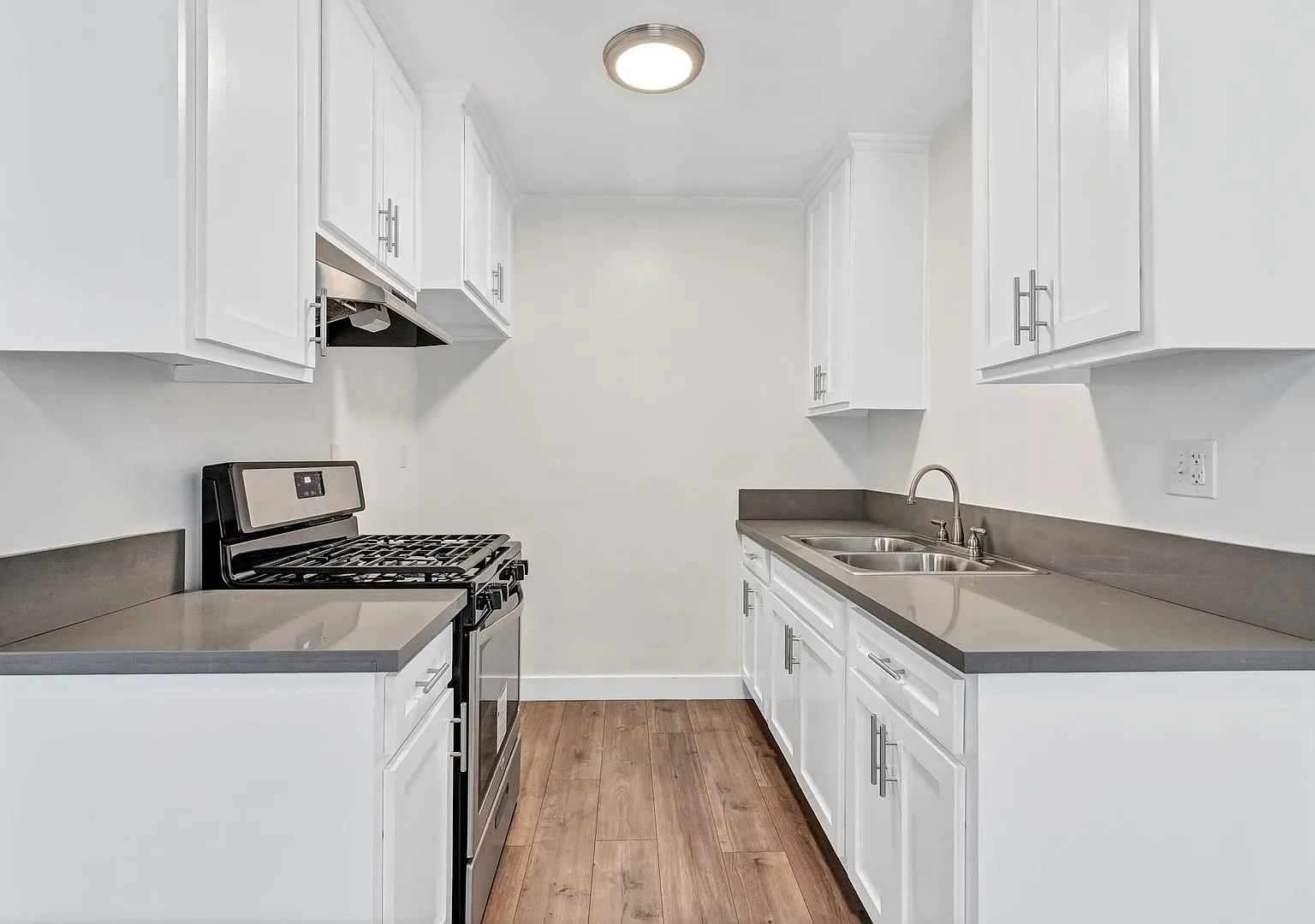 Beautiful 2 Bedroom, 1 Bath Apartment Move-In Ready! — Photo 4
