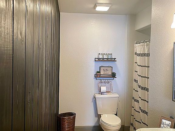 5th image of 15324 Lewis Ln