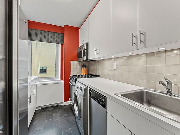 4th image of 201 E 79th St APT 17B