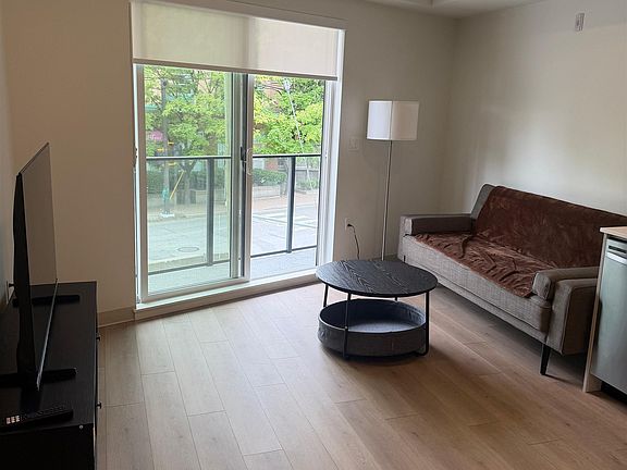 4th image of 1529 Oxford St #220