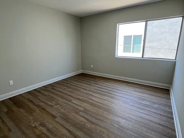 641 W 92nd St — Photo 10