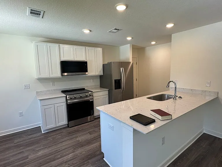 204 E Iris Ln — Photo 3
