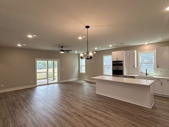 3rd image of 212 Summer Breeze Dr
