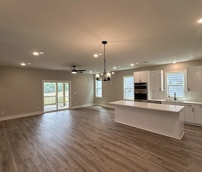 212 Summer Breeze Dr — Photo 3