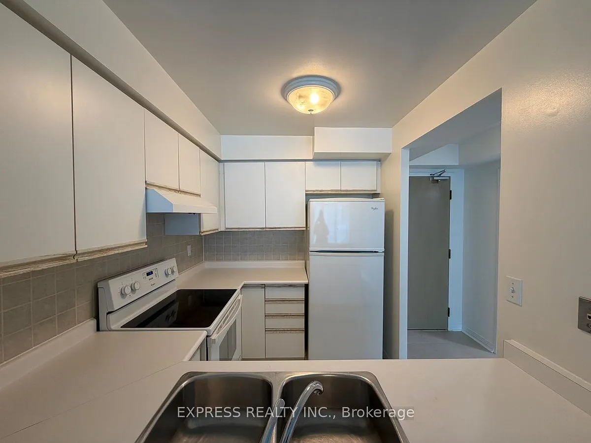 Building Photo - 942 Yonge St #1206