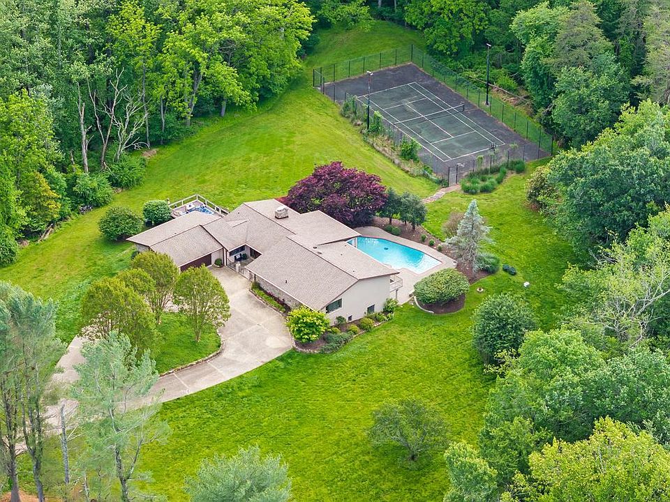 1st image of 18 Manor Brook Rd