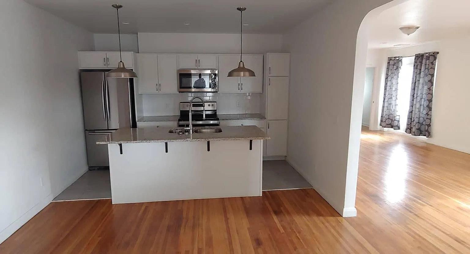 3 bed, 1910 sqft, $2,975 — Photo 3