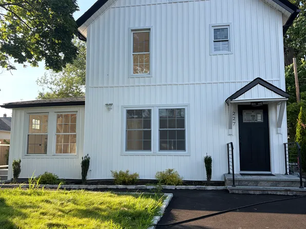 227 N Railroad Ave, Babylon, NY 11702