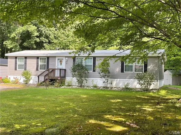 12 Banjo Ln, Oswego, NY 13126