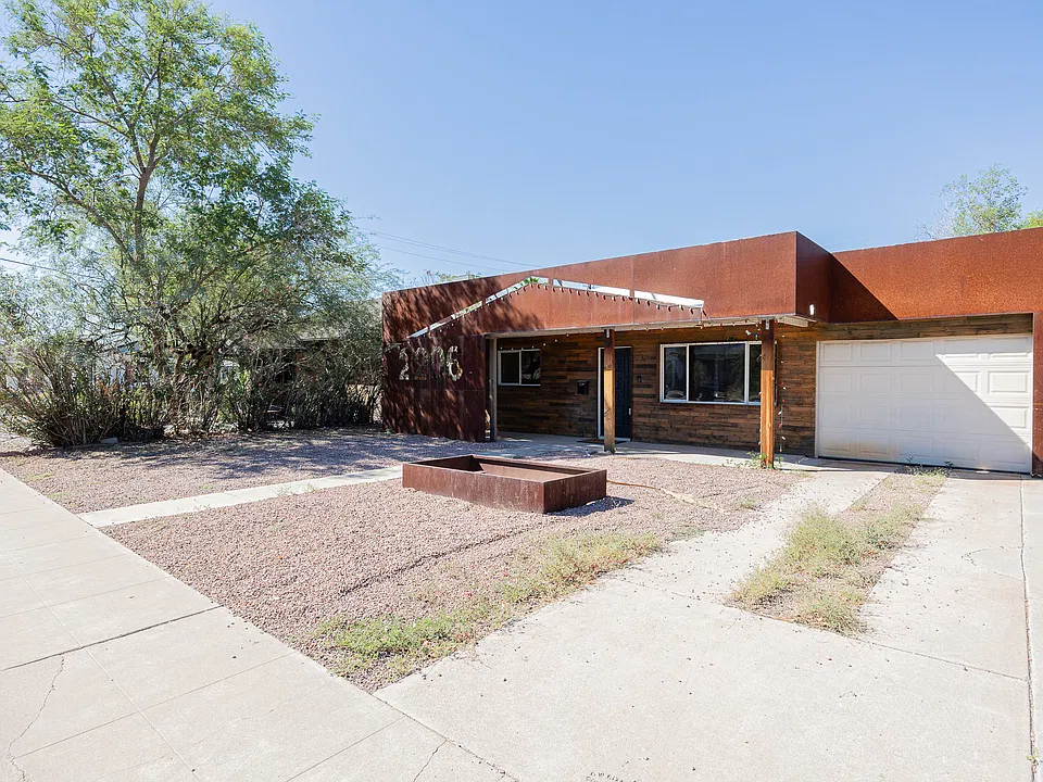 2206 N Dayton St