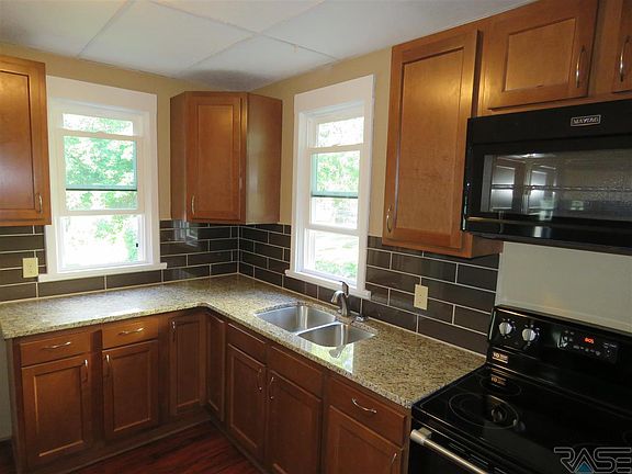2nd image of 815 W 7th St