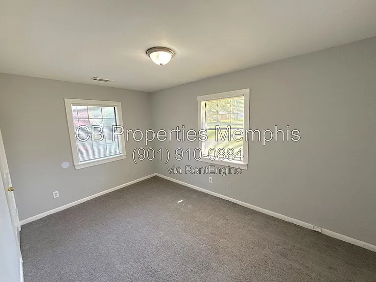 1445 Robin Hood Ln — Photo 2