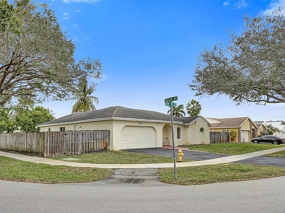 4th image of 11991 SW 51st Ct