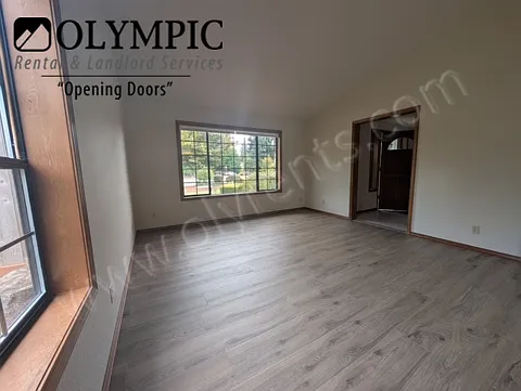 Well Maintained 4 Bedroom, 2.5 Bath Home in Glenmore — Photo 3