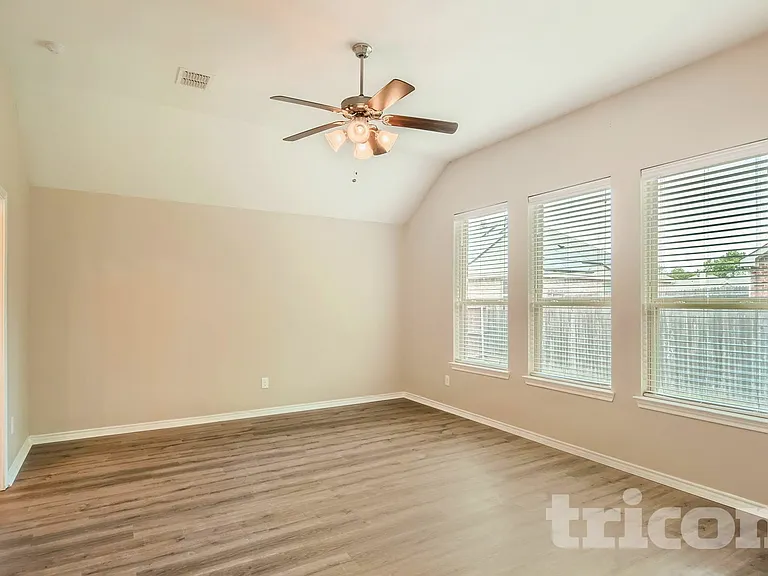 221 Anthony Ln — Photo 6