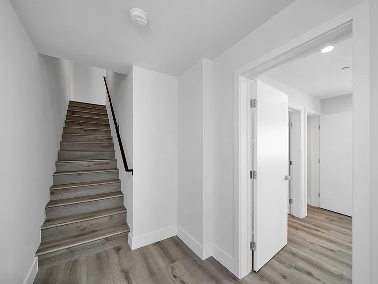 11516 Victory Blvd — Photo 21