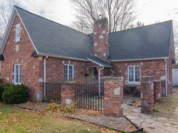 407 W 3rd St, Buchanan, MI 49107