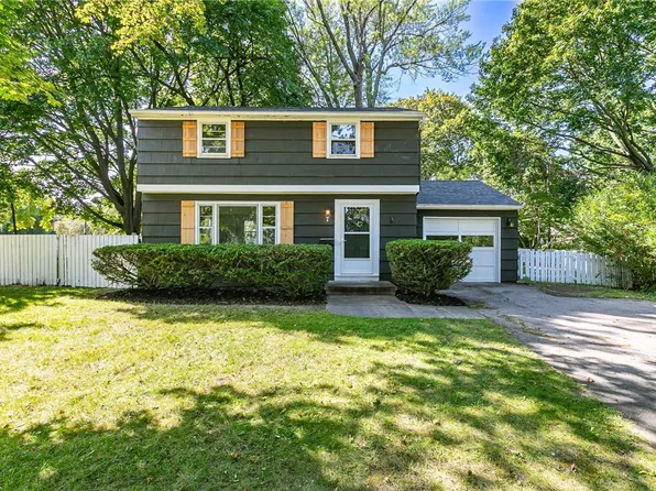 7 Newcastle Rd, Rochester, NY 14610