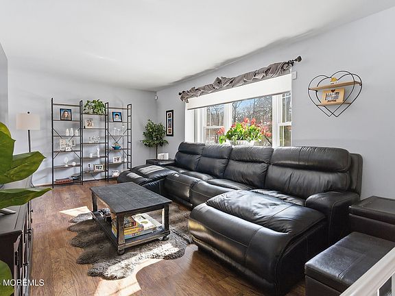 4th image of 7 Colonial Court