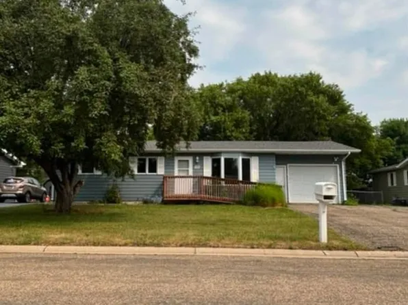 310 3rd St NE, Surrey, ND 58785