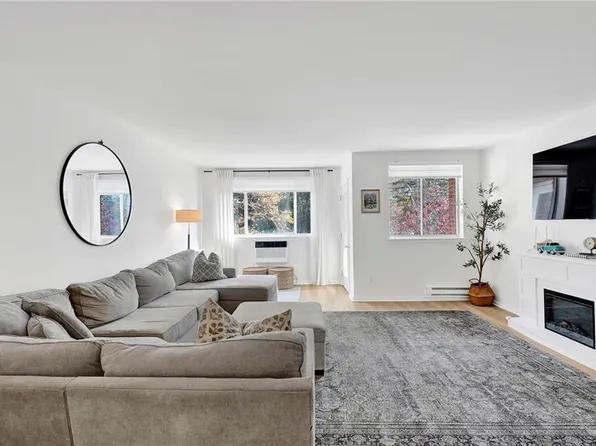 8940 Colonial Road image 2 of 20