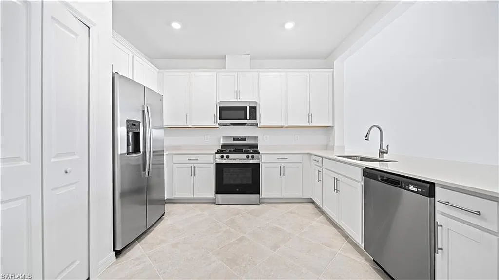 3 bed, 2.0 bath, 1417 sqft, $2,300 — Photo 3
