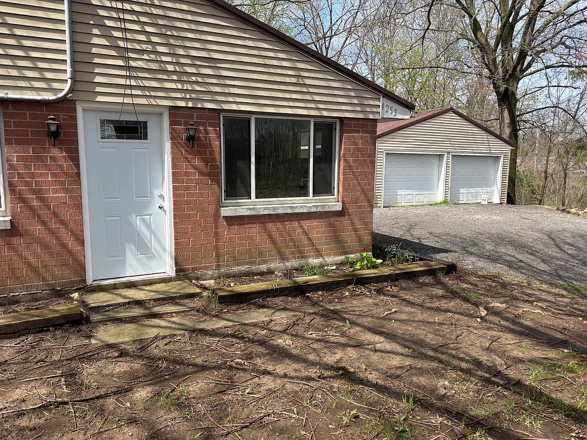 Building Photo - 4253 S Lakeshore Dr