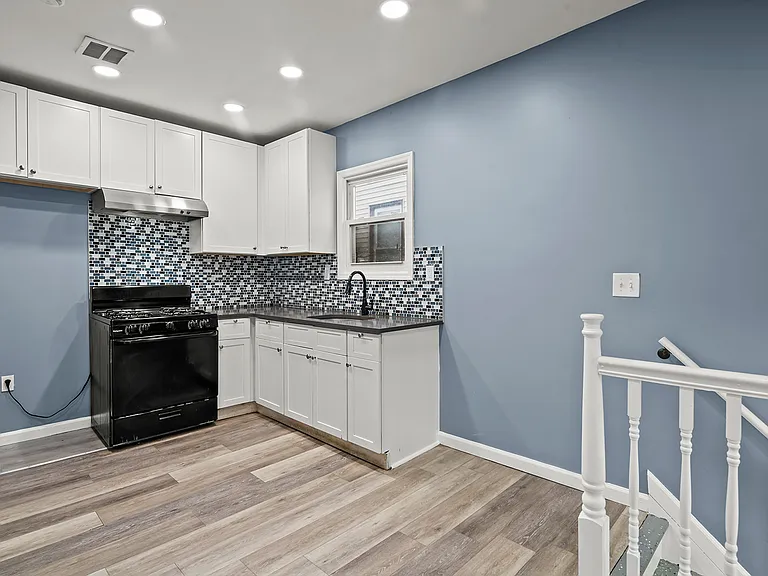 275 Clinton Pl — Photo 2
