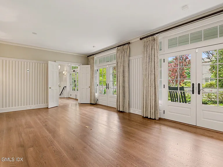 183 E Putnam Ave #CARRIAGE HOUSE — Photo 10